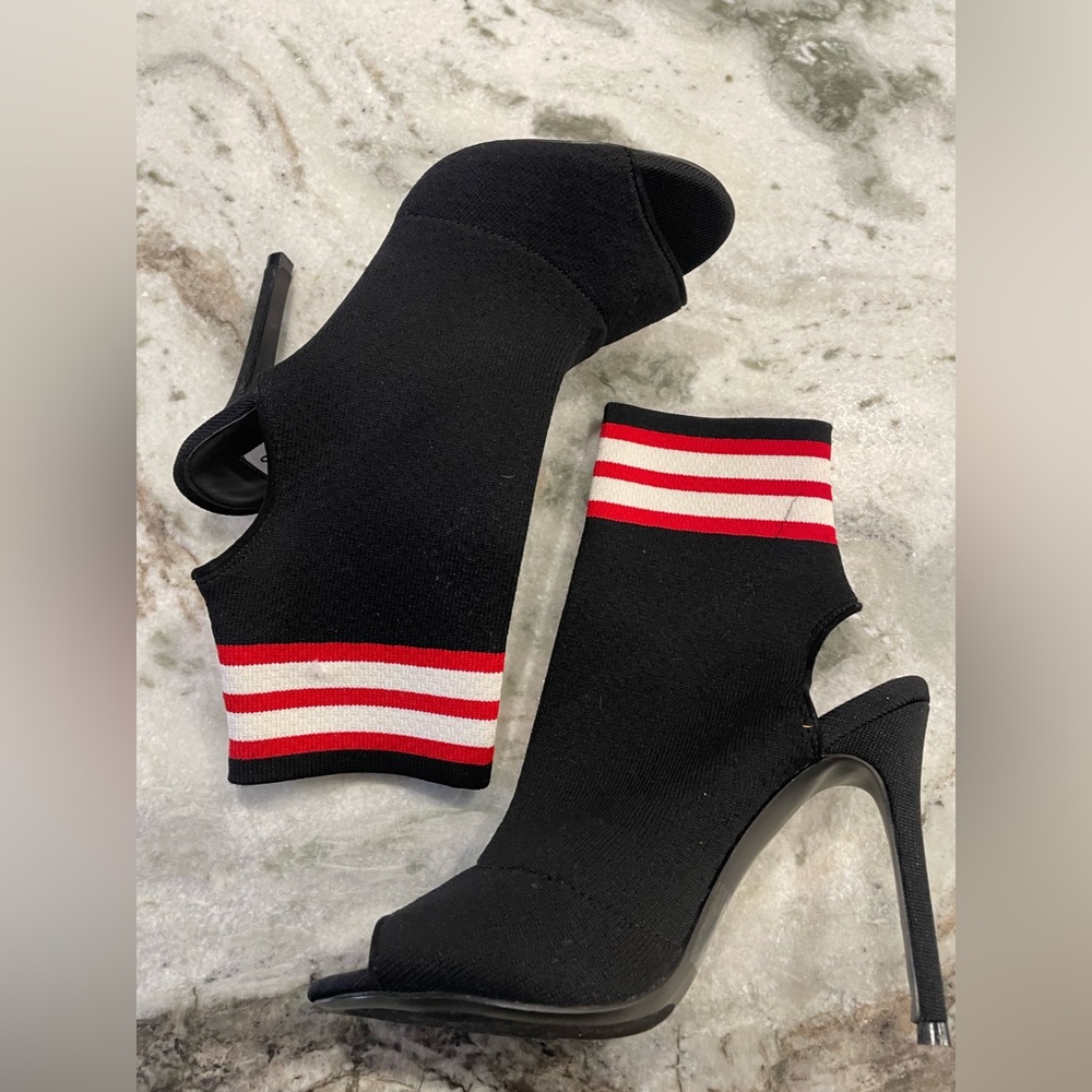 NWT STEVE MADDEN OPEN TOE/HEEL SOCK HEELED BOOT